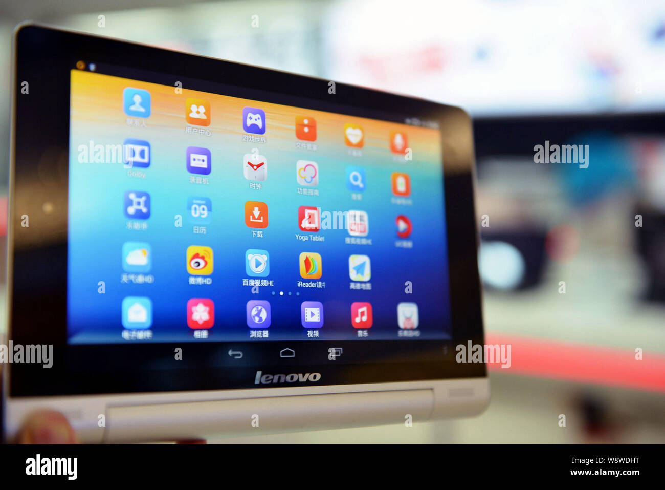 ---- Ein chinesischer Mitarbeiter zeigt einen Lenovo Tablet PC in einem Geschäft in Hangzhou City, East China Zhejiang provinz, 23. Januar 2014. Ein Jahrzehnt nach Stockfoto