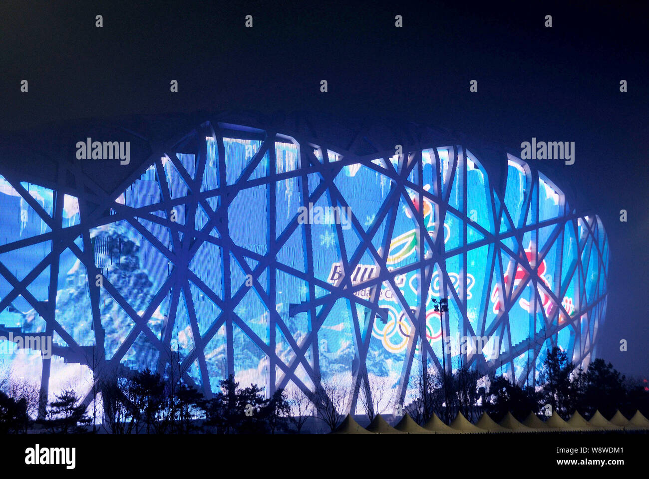 Das Nationalstadion, auch als der Bird's Nest bekannt, ist in der Vorbereitung für den Countdown zum Neuen Jahr auf dem Olympic Green in Peking, China, beleuchtet Stockfoto