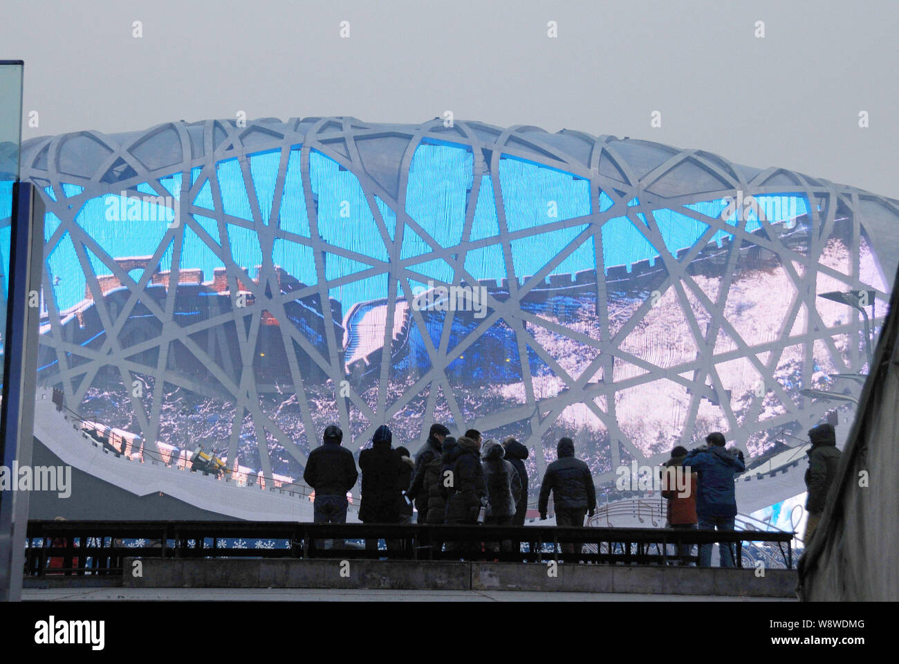 Das Nationalstadion, auch als der Bird's Nest bekannt, ist in der Vorbereitung für den Countdown zum Neuen Jahr auf dem Olympic Green in Peking, China, beleuchtet Stockfoto