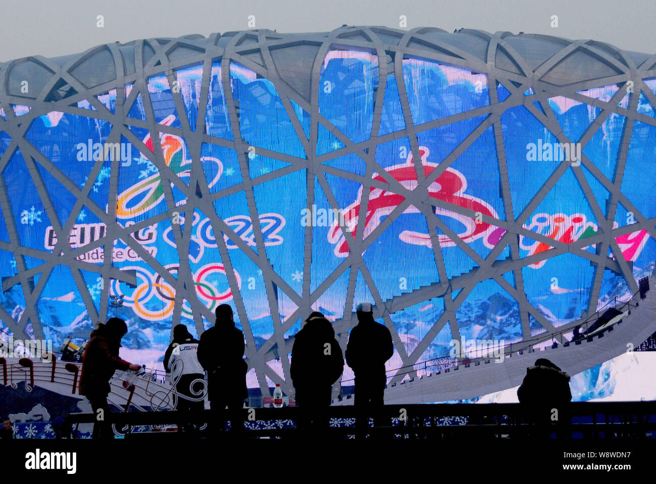 Das Nationalstadion, auch als der Bird's Nest bekannt, ist in der Vorbereitung für den Countdown zum Neuen Jahr auf dem Olympic Green in Peking, China, beleuchtet Stockfoto