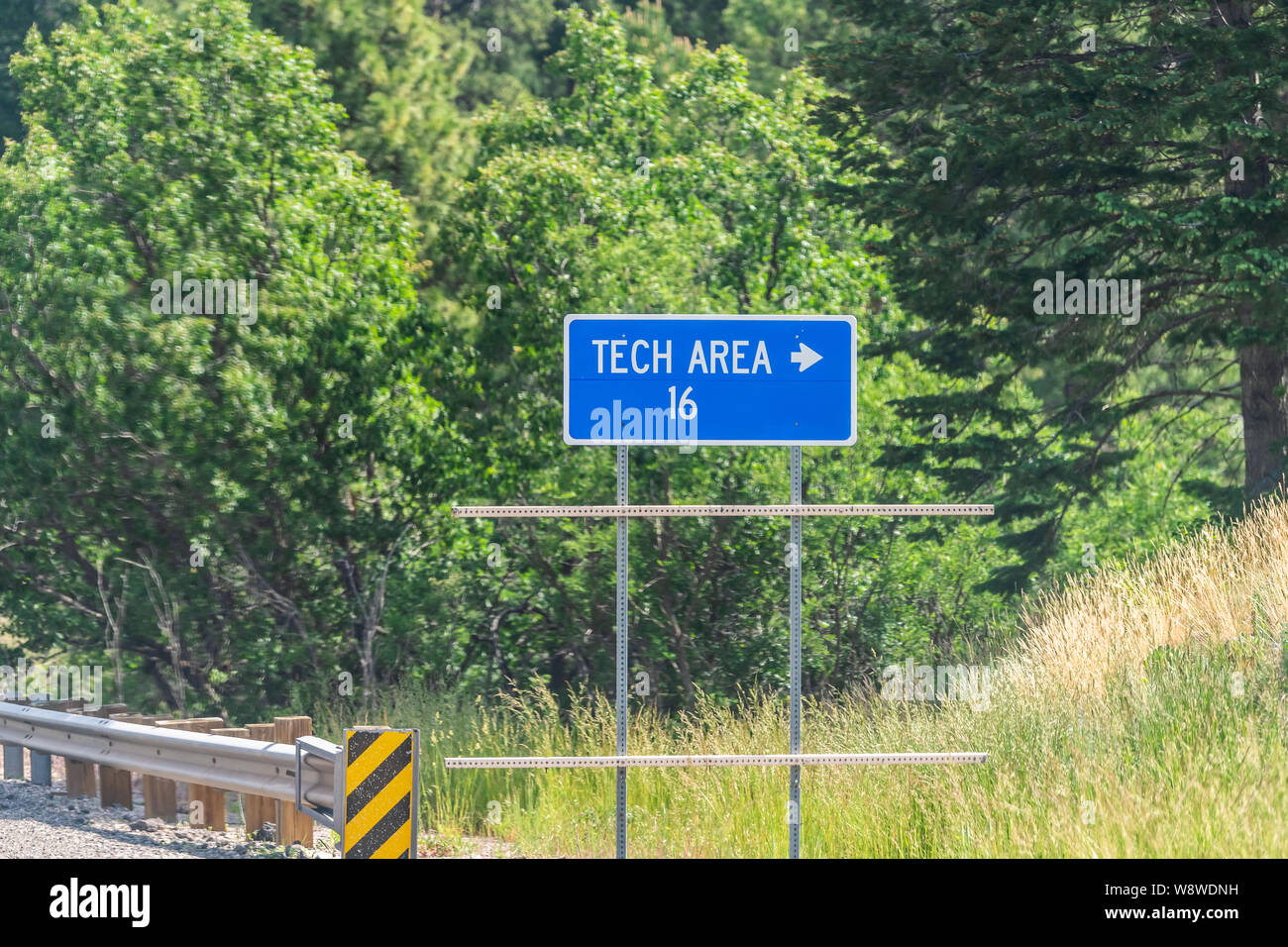 Los Alamos, USA weg zum Labor in New Mexico auf der Autobahn Straße mit Blue tech Bereich Zeichen Stockfoto