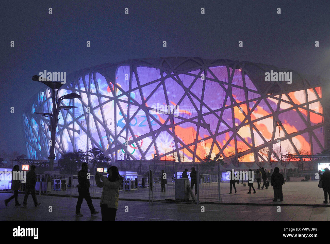 Das Nationalstadion, auch als der Bird's Nest bekannt, ist in der Vorbereitung für den Countdown zum Neuen Jahr auf dem Olympic Green in Peking, China, beleuchtet Stockfoto