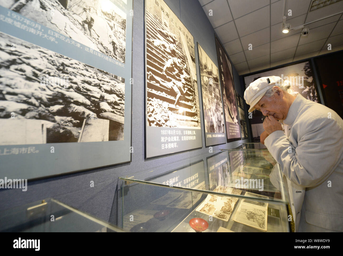 Der japanische Architekt Arata Isozaki sieht bei Propaganda illustrierten mit der militärischen Erfolge nachweisen, die japanische Invasion in China während seiner sechs Stockfoto