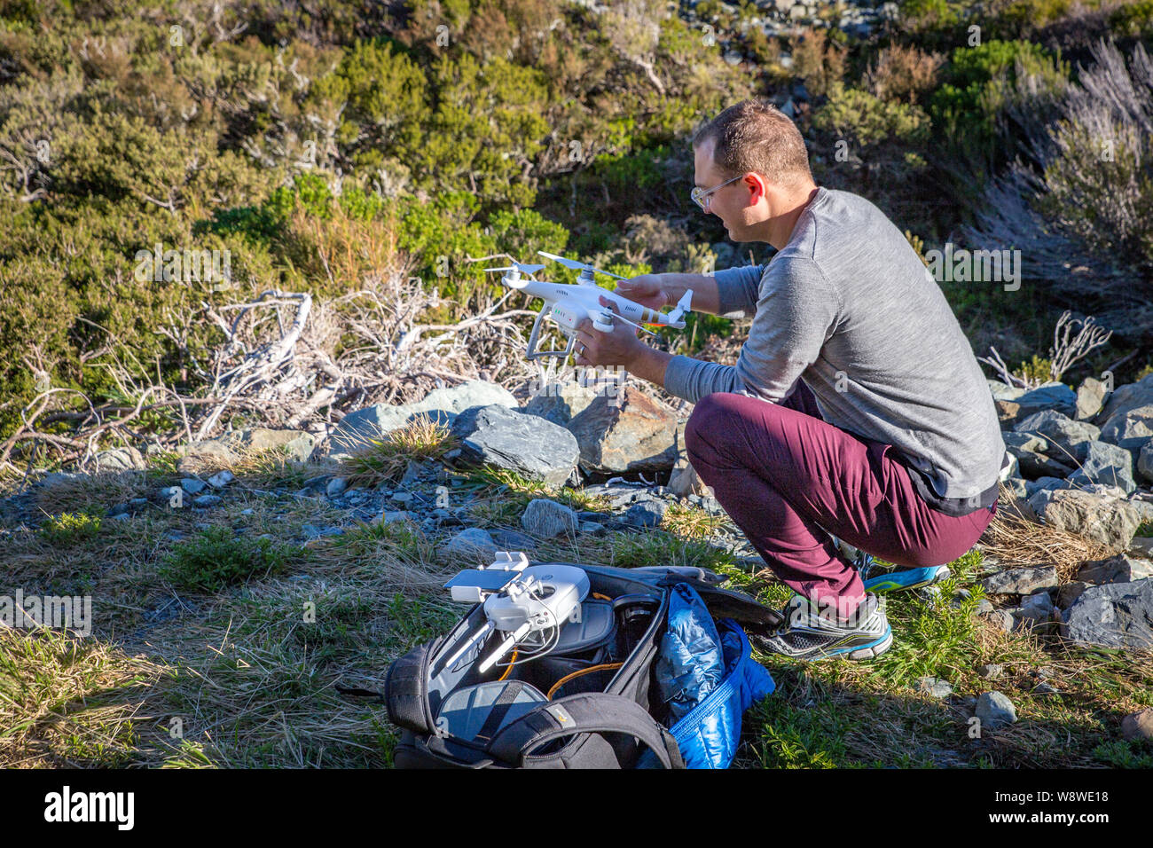 Mt Cook National Park, Neuseeland, 16. Juni 2016: ein Movie Maker betreibt eine Drohne Filmmaterial der fantastischen Landschaft im Hooker Valley zu erhalten Stockfoto