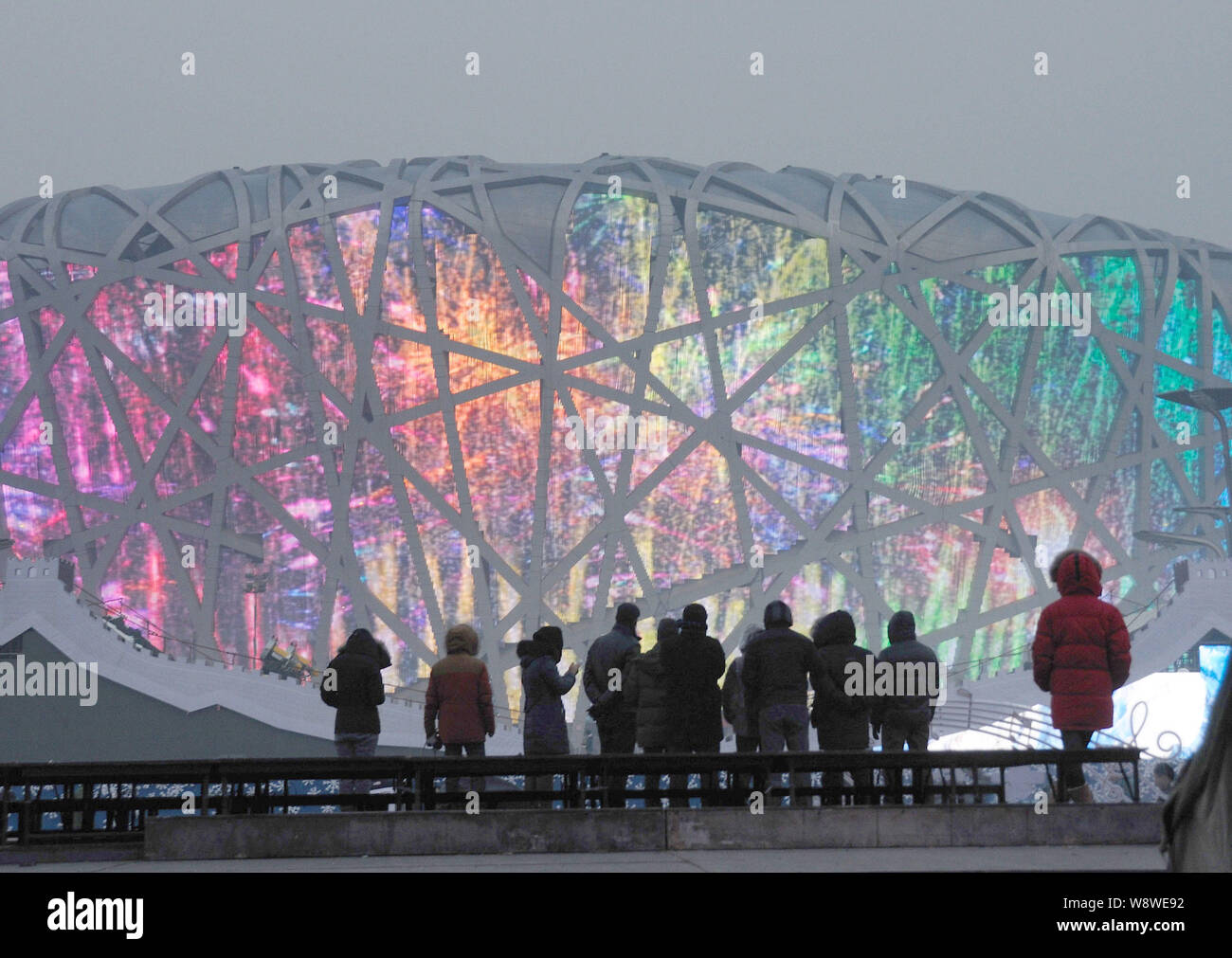 Das Nationalstadion, auch als der Bird's Nest bekannt, ist in der Vorbereitung für den Countdown zum Neuen Jahr auf dem Olympic Green in Peking, China, beleuchtet Stockfoto
