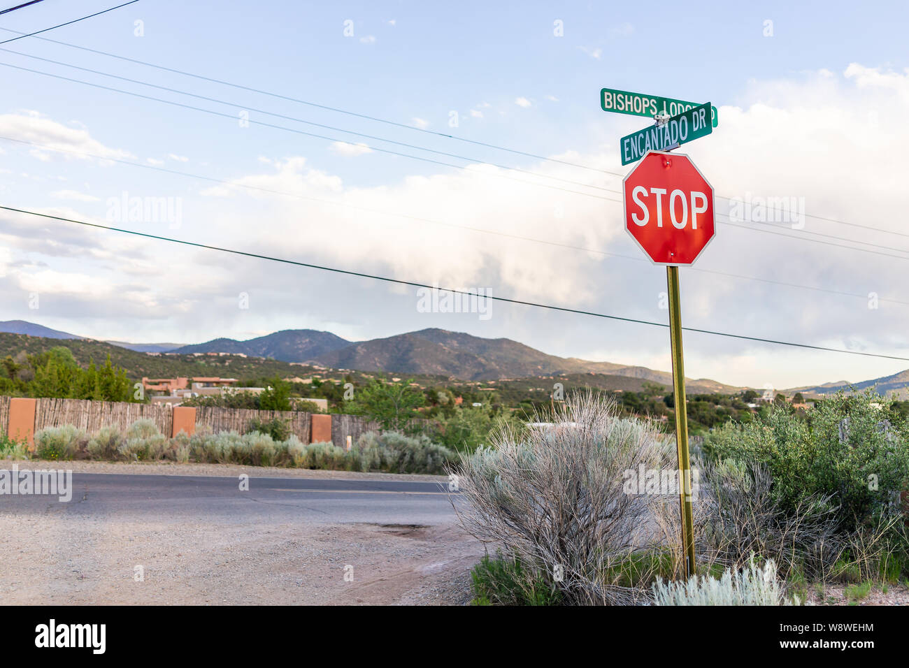Stop-Schild am Schnittpunkt von Encantado fahren und Bischöfe Lodge Road in Santa Fe, New Mexico am Abend Sonnenuntergang und Berge Stockfoto