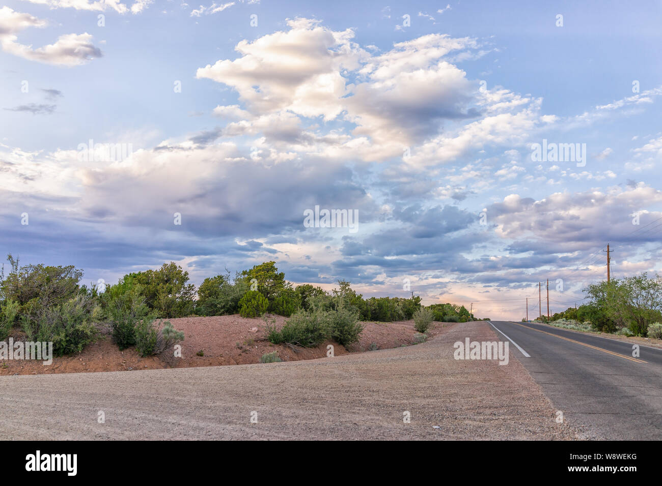 Schnittpunkt von Encantado fahren und Bischöfe Lodge Road mit niemand in Santa Fe, New Mexico am Abend Sonnenuntergang und Berge Stockfoto