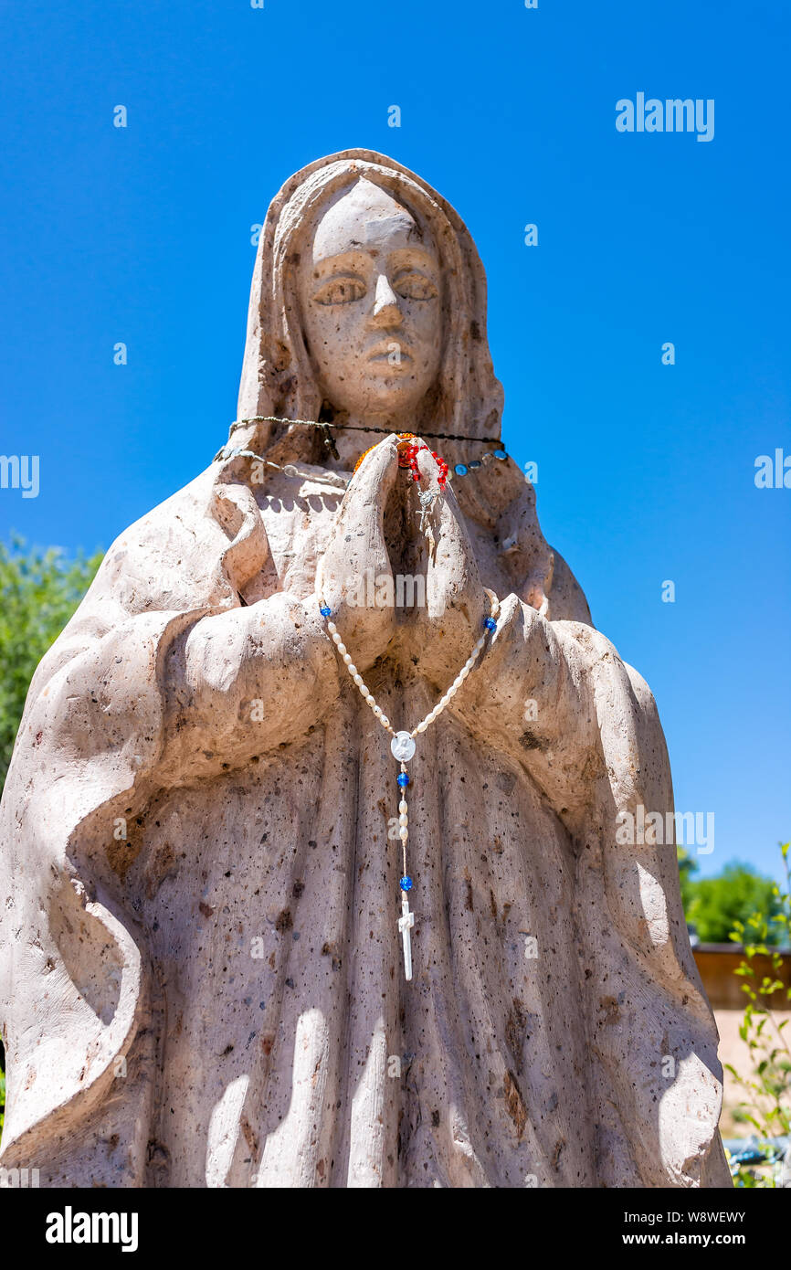 Chimayo, USA - 19. Juni 2019: El Santuario De Chimayo Heiligtum der Kirche in den Vereinigten Staaten mit Nahaufnahme des Maria Statue Stockfoto