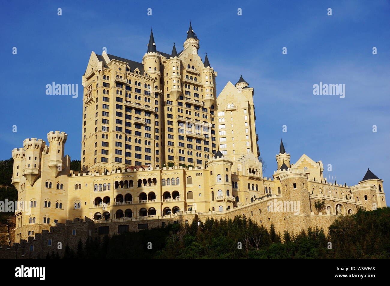 Blick auf das Schloss Hotel, betrieben von Starwood Hotels und Resorts, in Dalian, Provinz Liaoning im Nordosten Chinas, 21. Mai 2014. Das Castle Hotel, Par Stockfoto