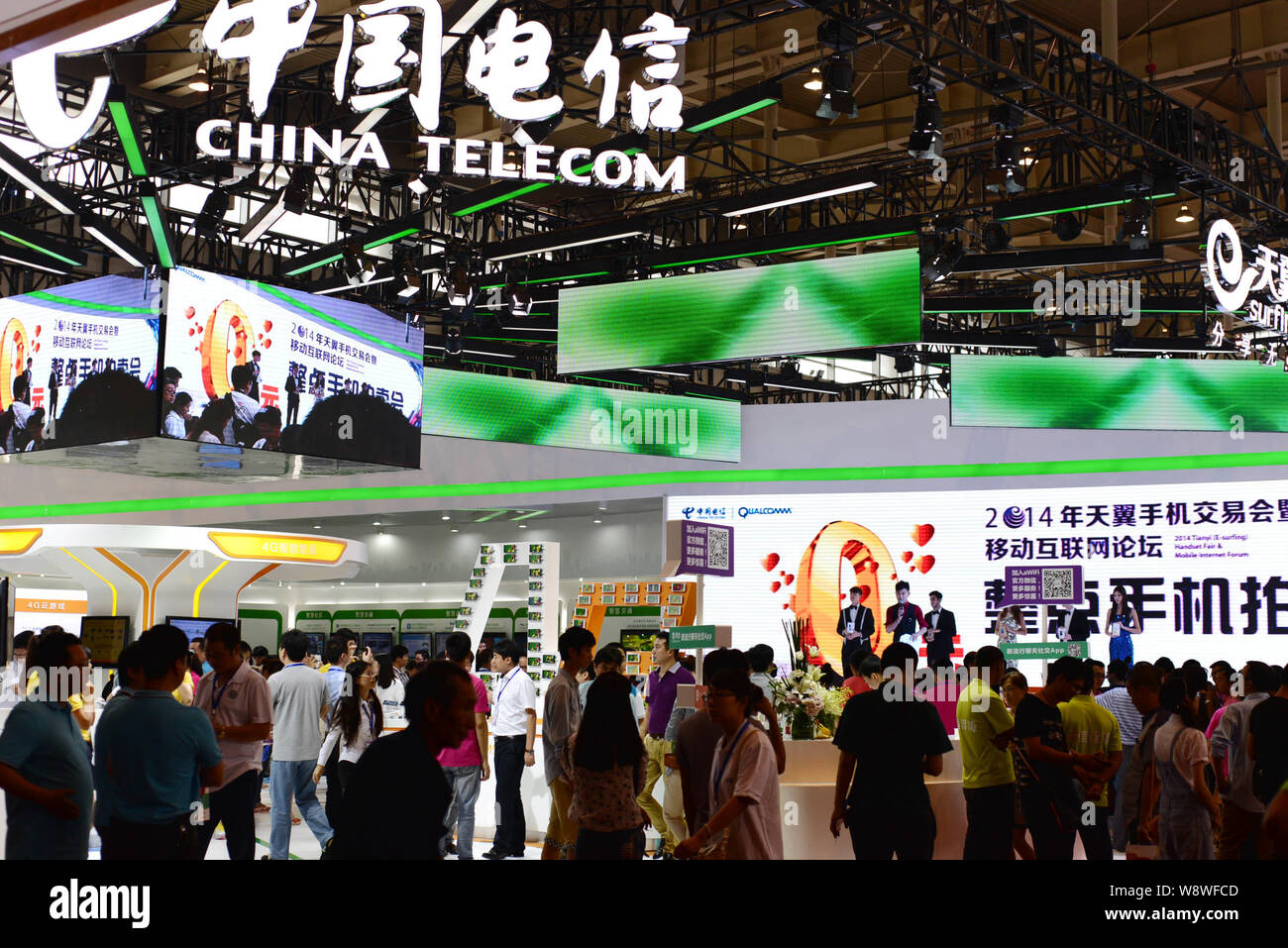 ---- Besucher der Stand von China Telecom Masse während des 2014 Tianyi Mobile Messe & Mobiles Internet Forum in Nanjing City, East China Jiangsu prov Stockfoto