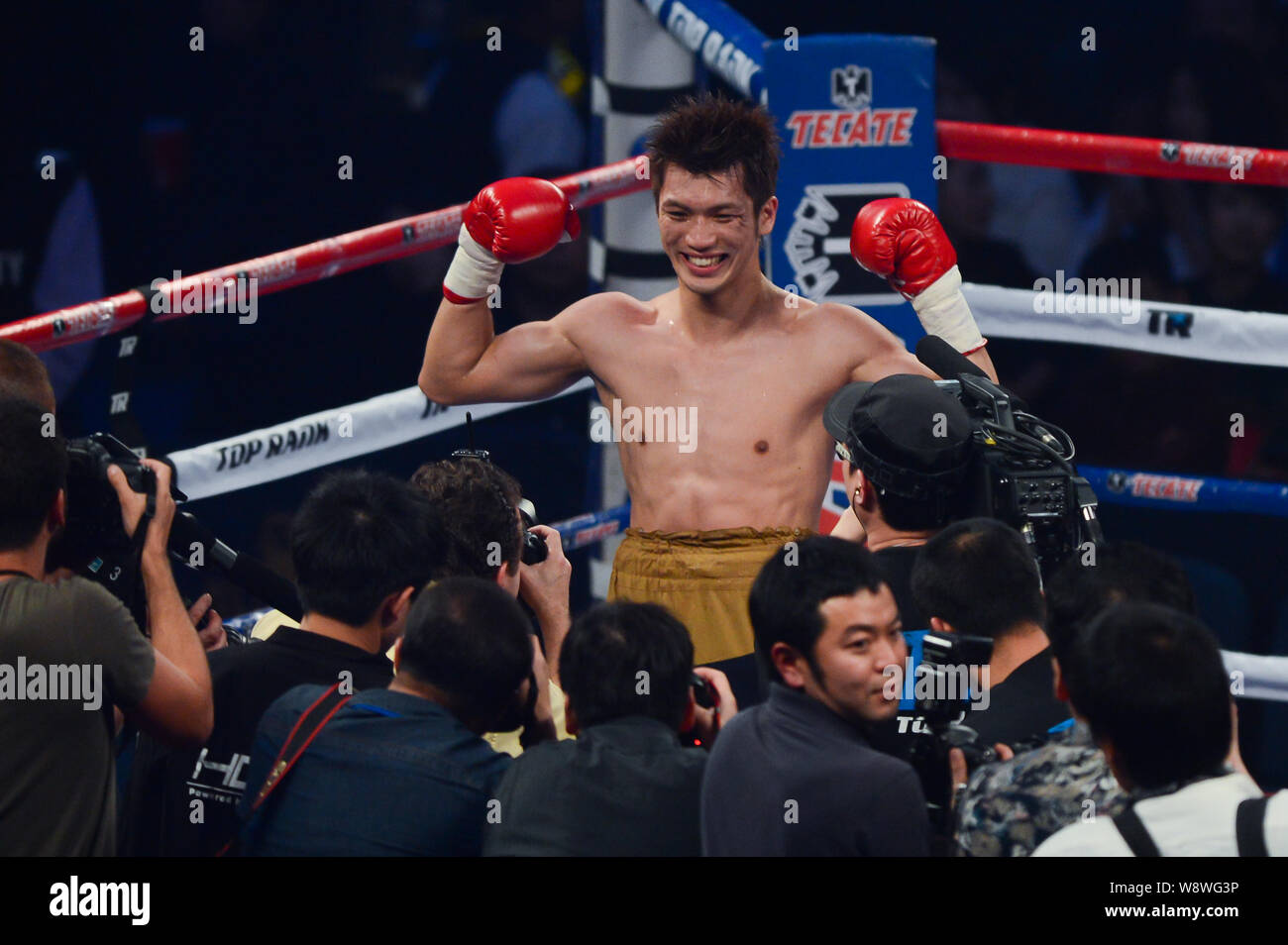 Ryota Murata von Japan, zurück, feiert nach dem Sieg über Carlos Nascimento von Brasilien in ihre Boxset Mittelgewicht bout Ring of Gold World championsh Stockfoto