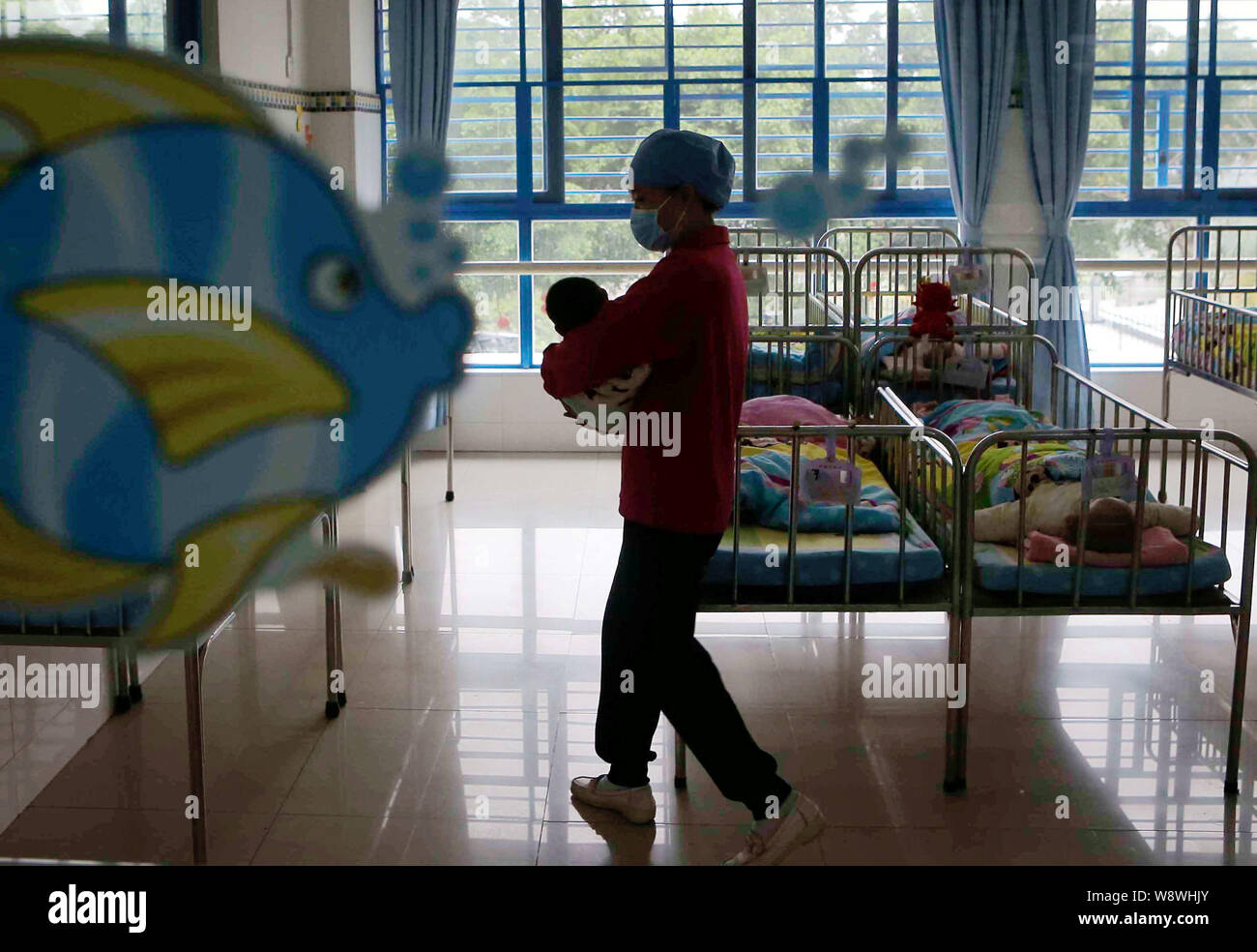 Ein chinesischer Mitarbeiter kümmert sich um die Verlassene neugeborene Babys bei Guangzhou Social Welfare Institut geboren nach dem Baby Luke in Guangzhou City ausgesetzt wurde, Stockfoto