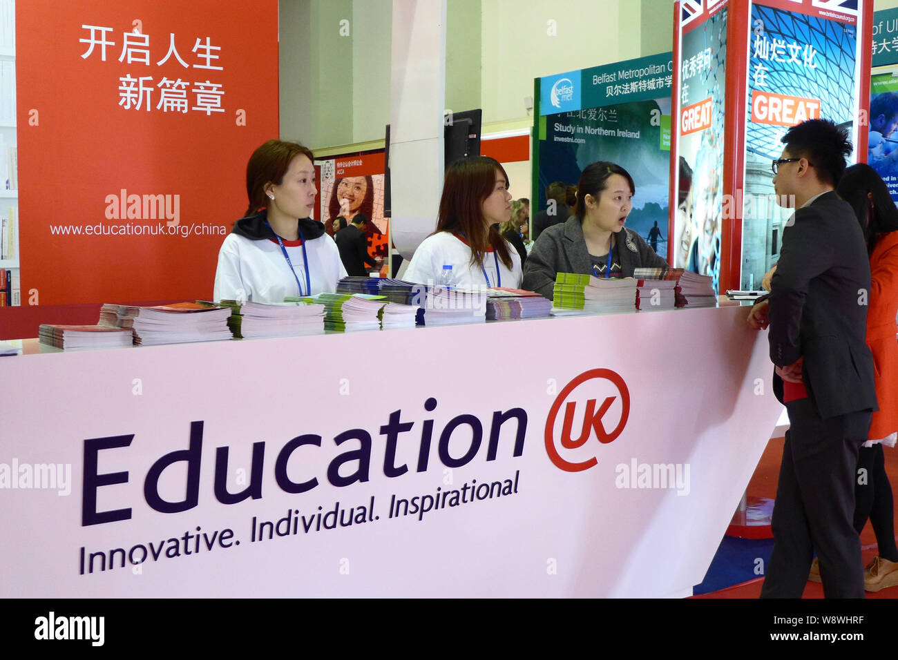 ---- Leute besuchen die Ausstellungsfläche für Großbritannien während der China International Education Ausstellung 2014 in Shanghai, China, 22. März 2014. Chi Stockfoto