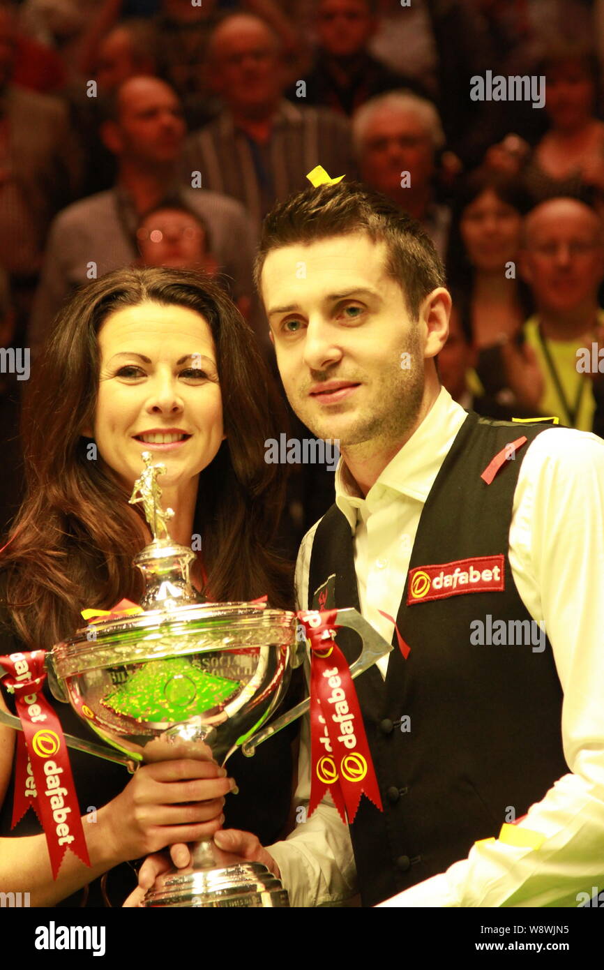 Mark Selby Von England Recht Haltungen Mit Seiner Ehefrau Vikki Layton Und Sein Meister Pokal Nach Dem Sieg Uber Ronnie Osullivan Von England Im Finale Der Stockfotografie Alamy