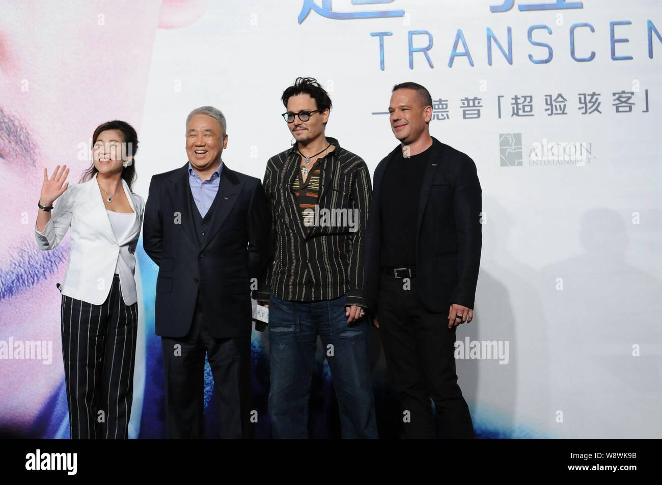 Amerikanische Schauspieler Johnny Depp, zweite rechts, Haltungen mit DMG-CEO Dan Mintz, rechts, und andere Führungskräfte während einer Pressekonferenz für seinen Film, Transcend Stockfoto
