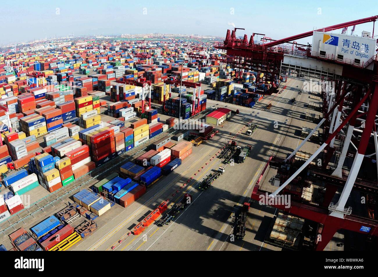 ---- Stapeln der Container im Hafen von Qingdao in Qingdao Stadt gesehen, East China Provinz Shandong, 7. März 2014. Qingdao Port Internationa Stockfoto