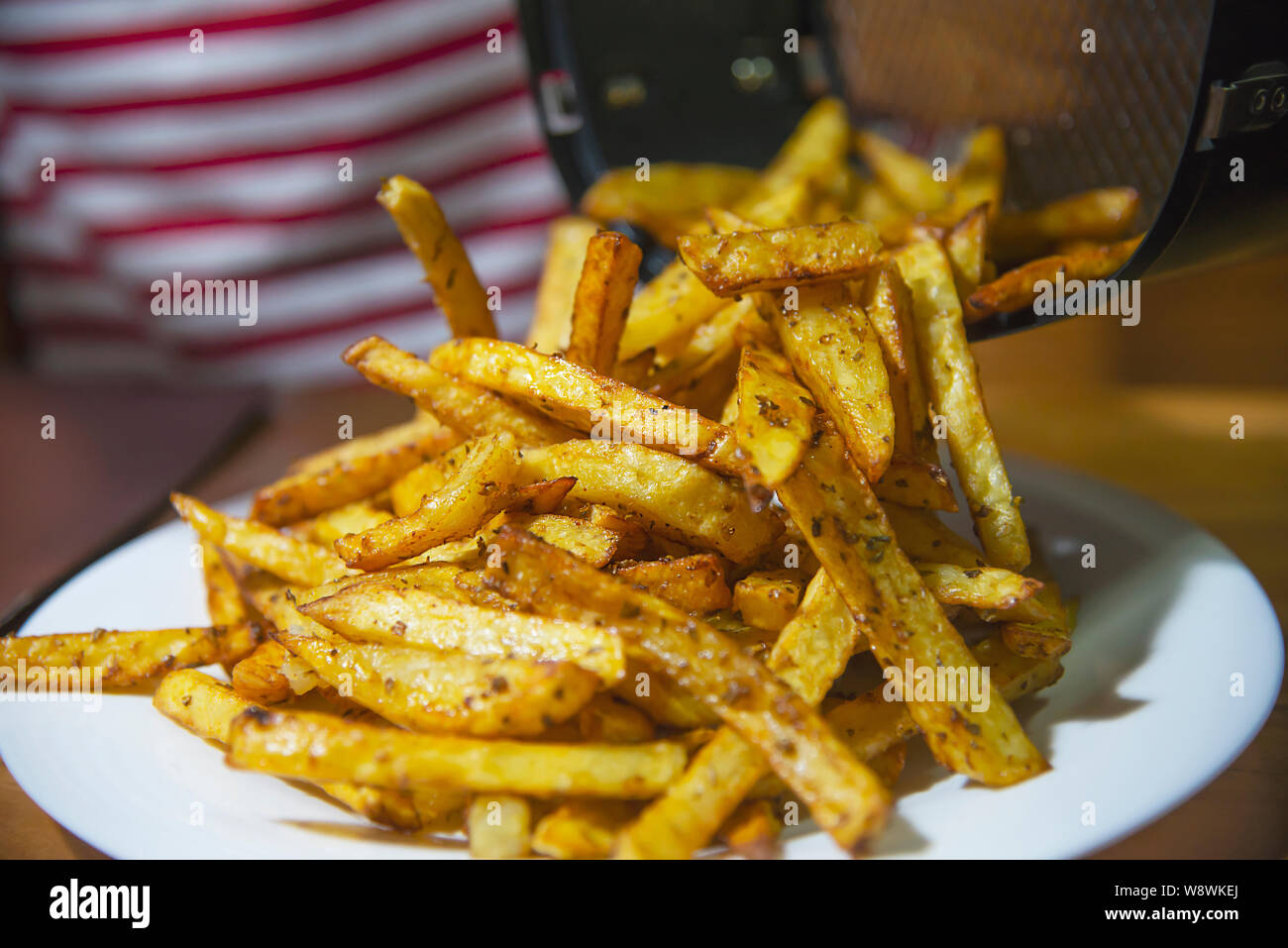 Köstliche Französische fried potato Mix mit kühlen Puder auf Holztisch - Traditionelle fast food Konzept Stockfoto