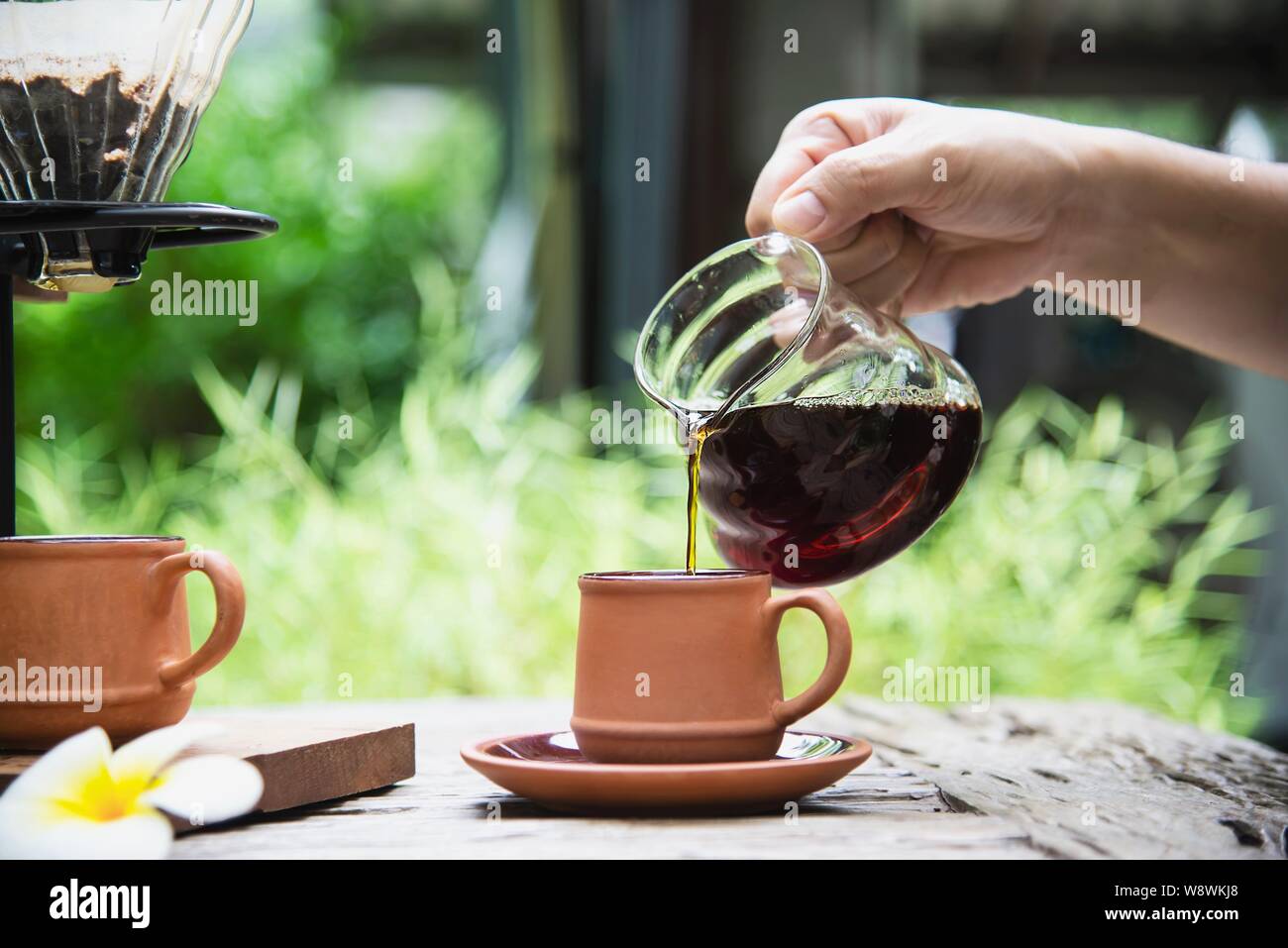 Mann, der Tropfen frischen Kaffee in vintage Coffee Shop mit grünen Natur  Hintergrund - Menschen mit frischen Kaffee in der Natur Konzept  Stockfotografie - Alamy