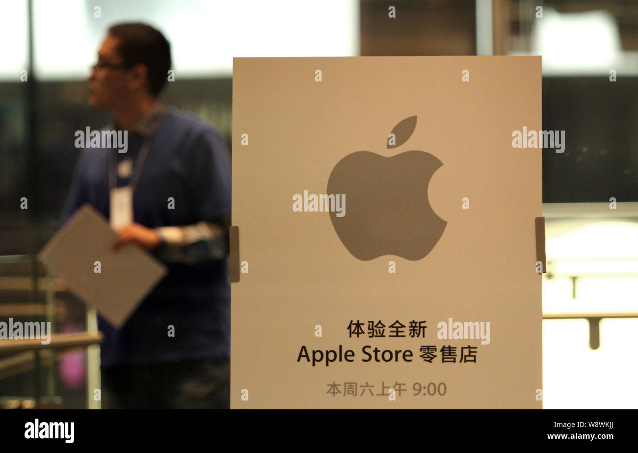 ---- Ein Mitarbeiter ist im Apple Store auf der Einkaufsstraße Wangfujing in Peking, China, 18. Oktober 2012. Investoren sind besorgt über die Stockfoto