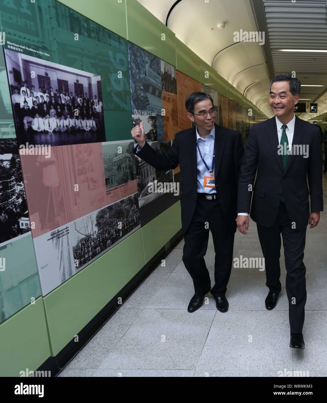 Hong Kong Chief Executive Leung Chun-ying, rechts, besucht die HKU (Hong Kong University) Station auf die Ausdehnung des im MTR West Island Line in Hong Kon Stockfoto
