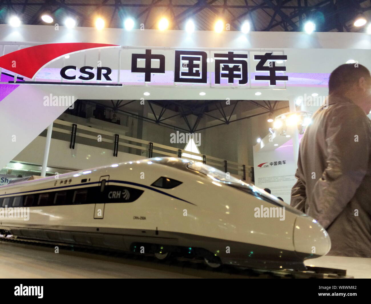Ein Besucher Wanderungen vorbei an einer Modellbahn von CRH (China ...