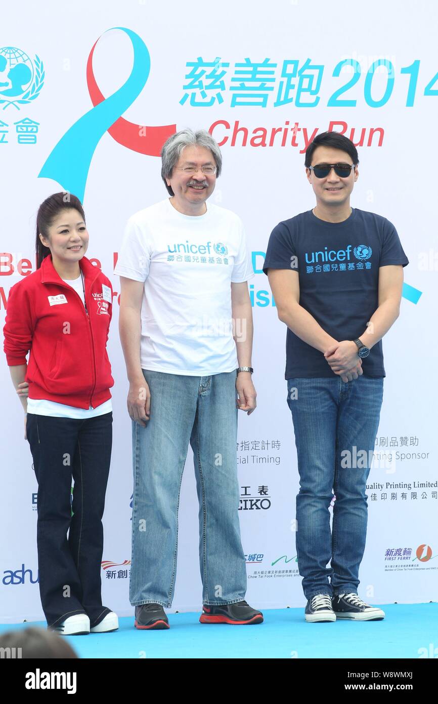 Hong Kong Sänger und Schauspieler Leon Lai, ein Botschafter Der Childrens Fund der Vereinten Nationen (UNICEF), Recht, Haltungen während des 2014 Unicef Charity Run Hon Stockfoto