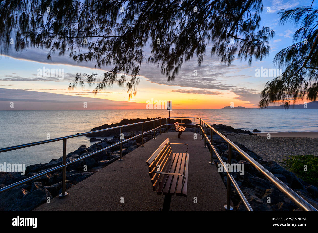 Atmosphärische Sonnenaufgang am Yorkey der Knopf, Cairns Northern Beaches, Far North Queensland, FNQ, QLD, Australien Stockfoto