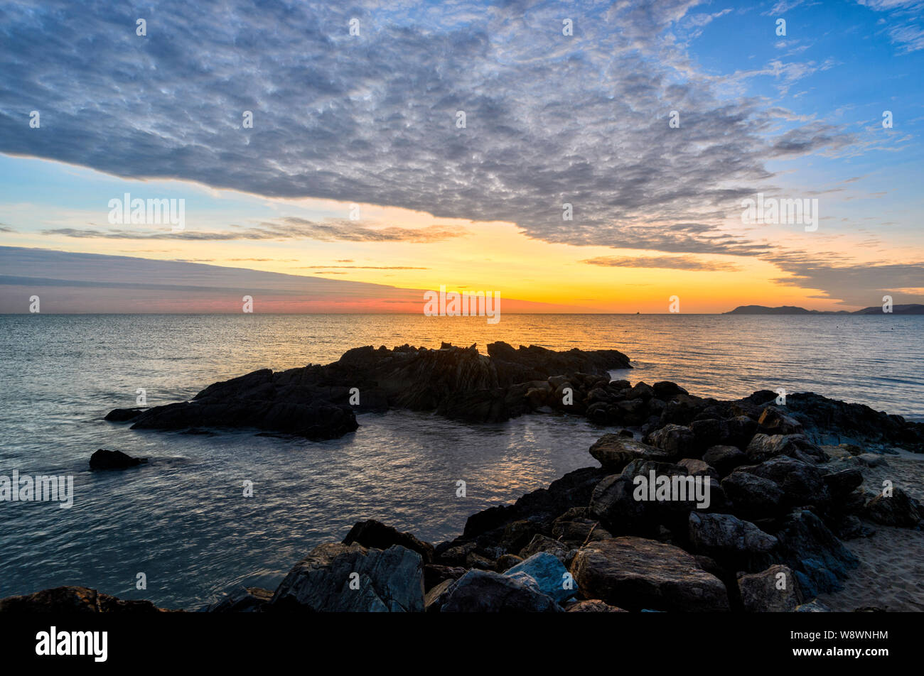 Atmosphärische Sonnenaufgang mit einem weatherfront und Makrele Himmel bei yorkey der Knopf, Cairns Northern Beaches, Far North Queensland, FNQ, QLD, Australien Stockfoto