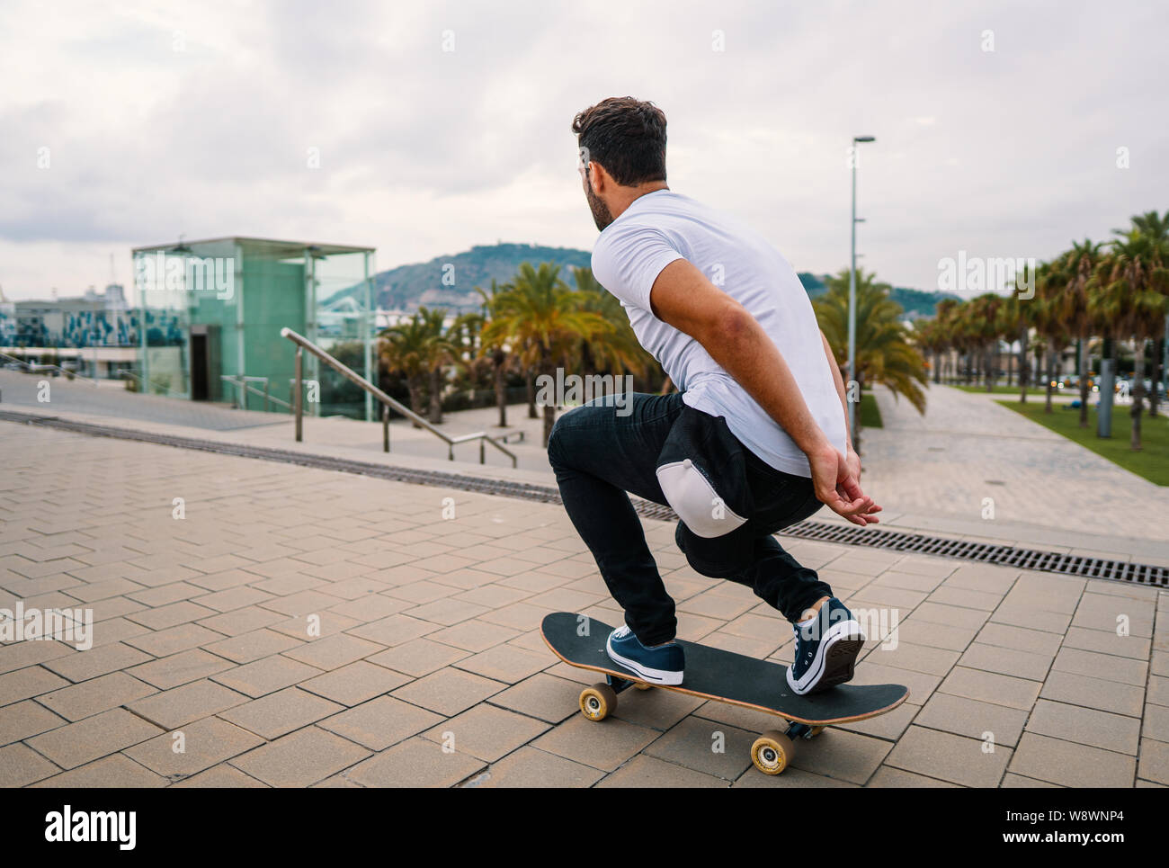 Skateboarder Rides ein Skateboard in der modernen Stadt Terrasse. Stockfoto