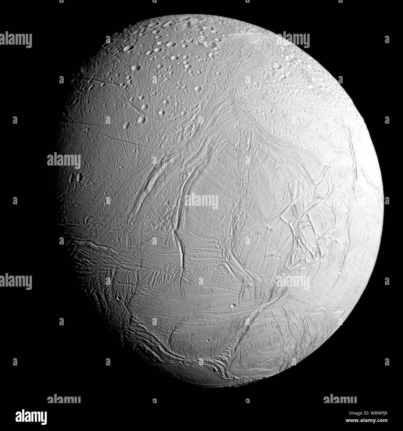 Raumsonde Cassini diese Ansicht erfasst, wie Es Zuging eisigen Enceladus für seinen Nächsten - je Tauchgang Vergangenheit aktiv Südpol des Mondes. Stockfoto