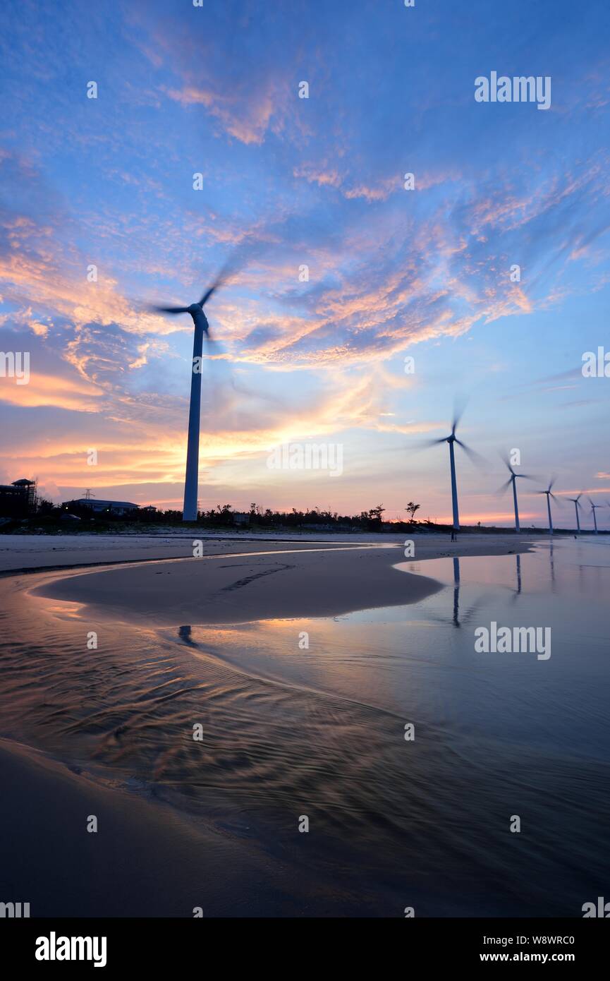 ---- Windenergieanlagen whirl Strom an einem Offshore-windpark von China Huaneng Gruppe in Jinshan Grafschaft zu generieren, Wenchang City, South China Hai Stockfoto