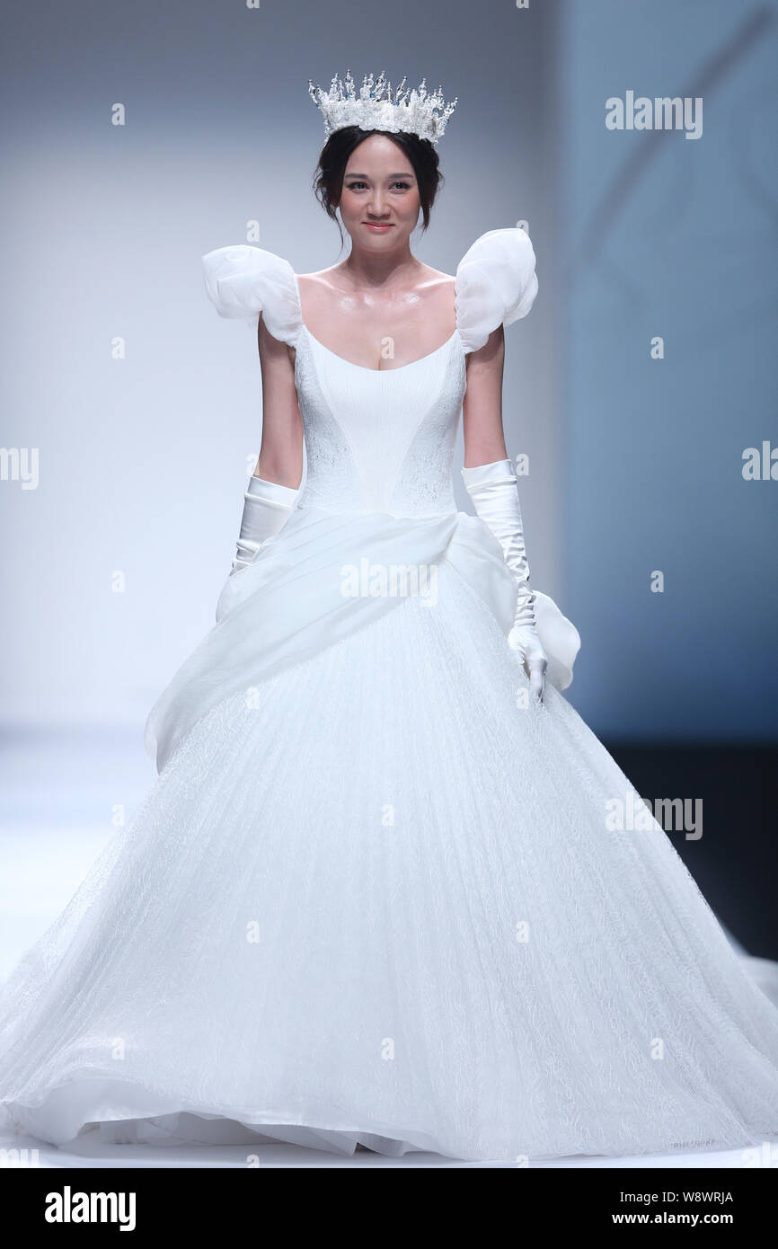 Taiwanesische Schauspielerin Joe Chen zeigt eine neue Schöpfung auf der Modenschau von Disney Princess Collection von WTC während der Shanghai Fashion Week Spring/Su Stockfoto