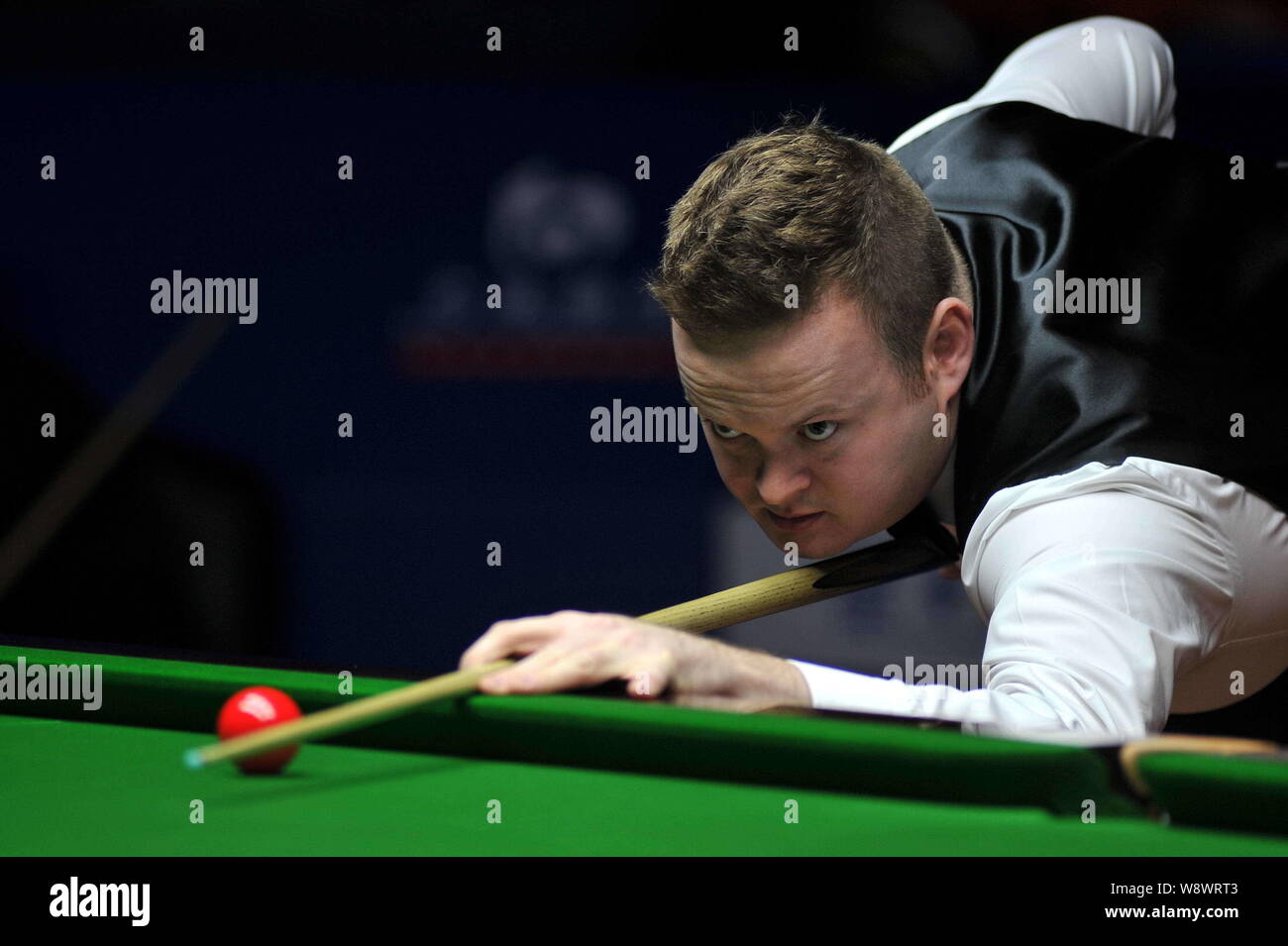 Shaun Murphy von England spielt einen Schuß gegen Graeme Dott von