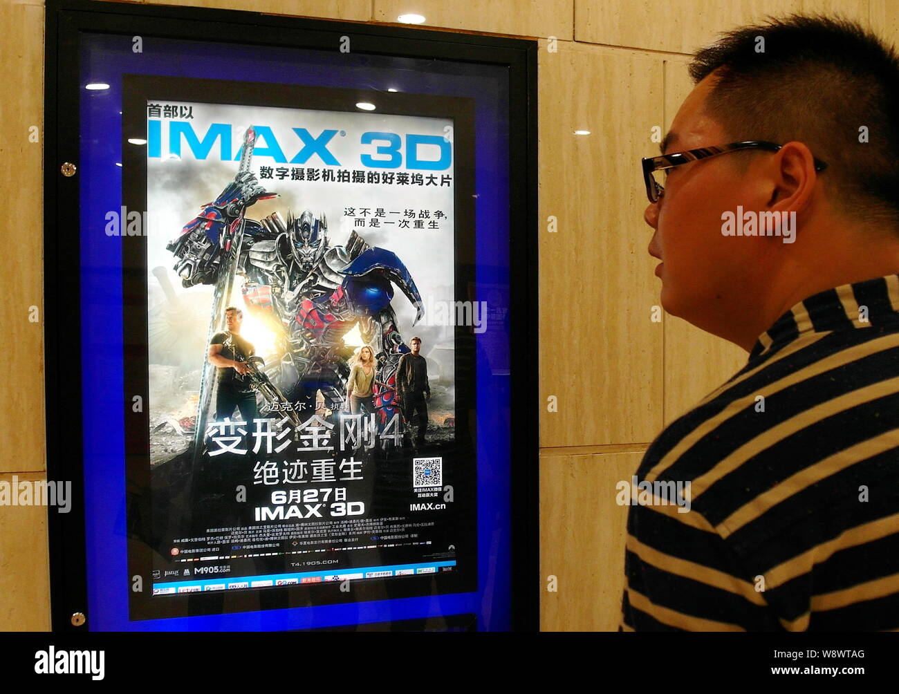 Ein Filmgoer Schaut Auf Ein Poster Von Hollywood Film Transformatoren Alter Vom Aussterben Bedroht In Einem Kino In Kunshan City Central China Provinz Hubei 25 Juni Stockfotografie Alamy