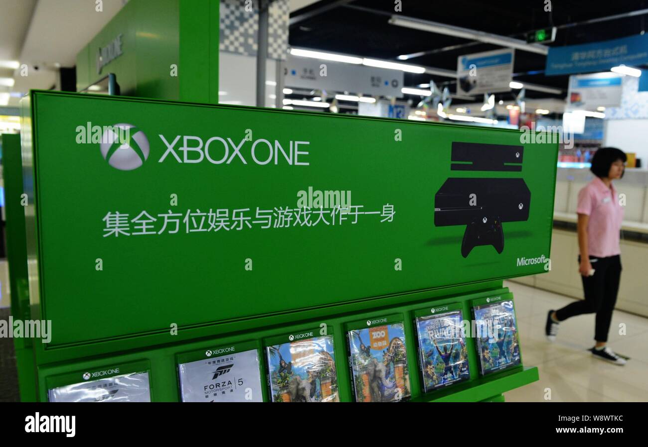 Ein chinesischer Mitarbeiter Spaziergänge Vergangenheit Spiele für Xbox ein suning Haushaltsgeräte in Hangzhou city Store, East China Zhejiang provinz, 29. September 2014. Stockfoto