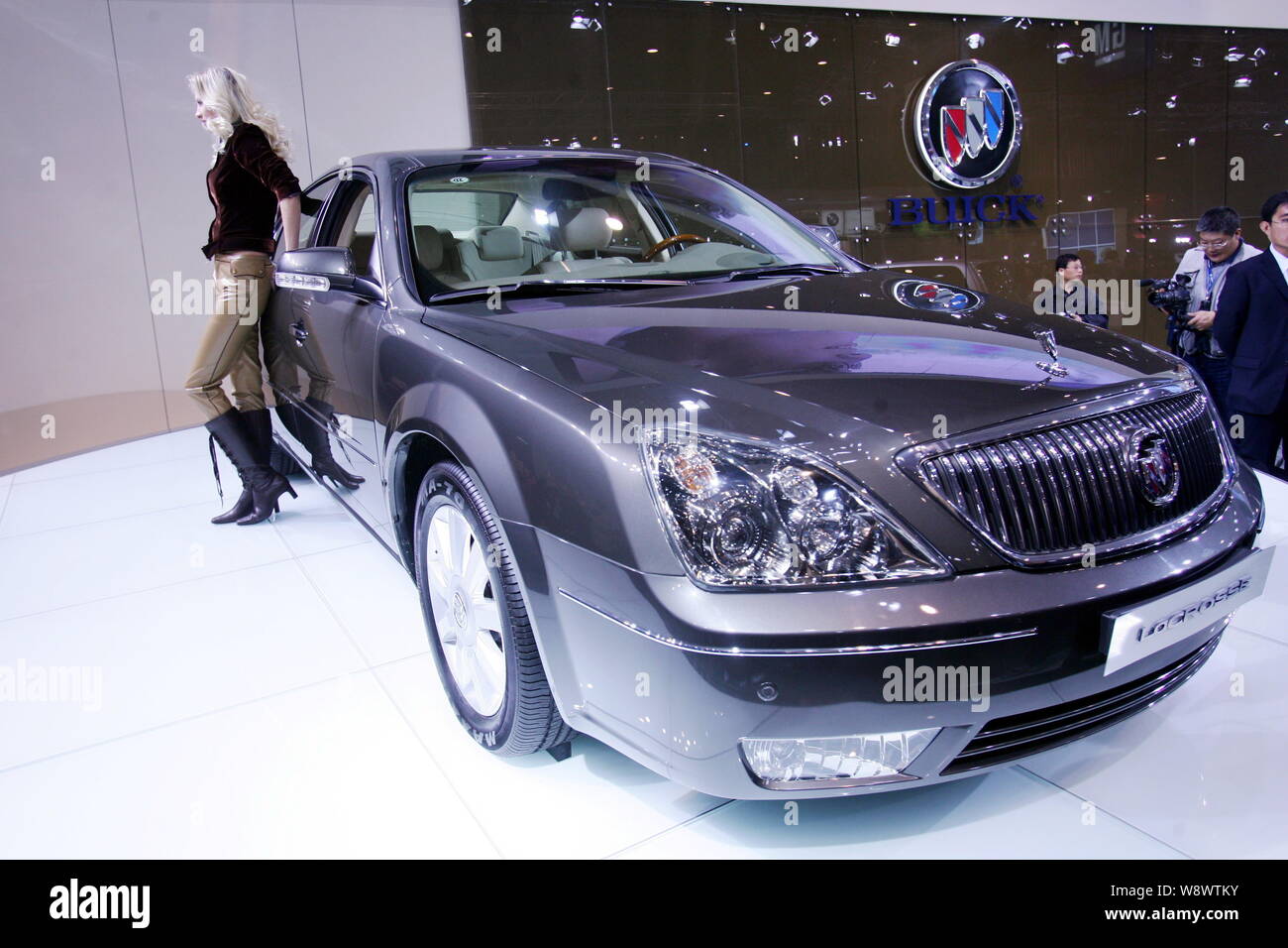 ---- Ein Modell wirft mit einem Buick LaCrosse von Shanghai GM, ein Joint Venture zwischen der SAIC Motor und General Motors, während des 9 Peking Internationa Stockfoto