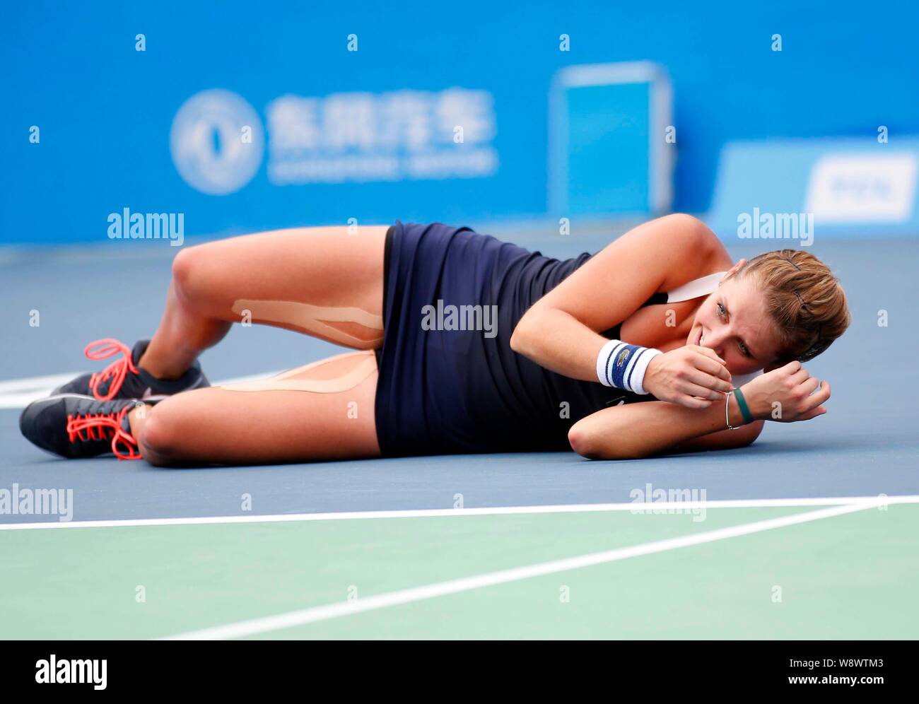 Timea Bacsinszky der Schweiz liegt auf dem Boden nach dem Sieg über Maria Sharapova in Russland während der Frauen singles dritte Runde feiern. Stockfoto