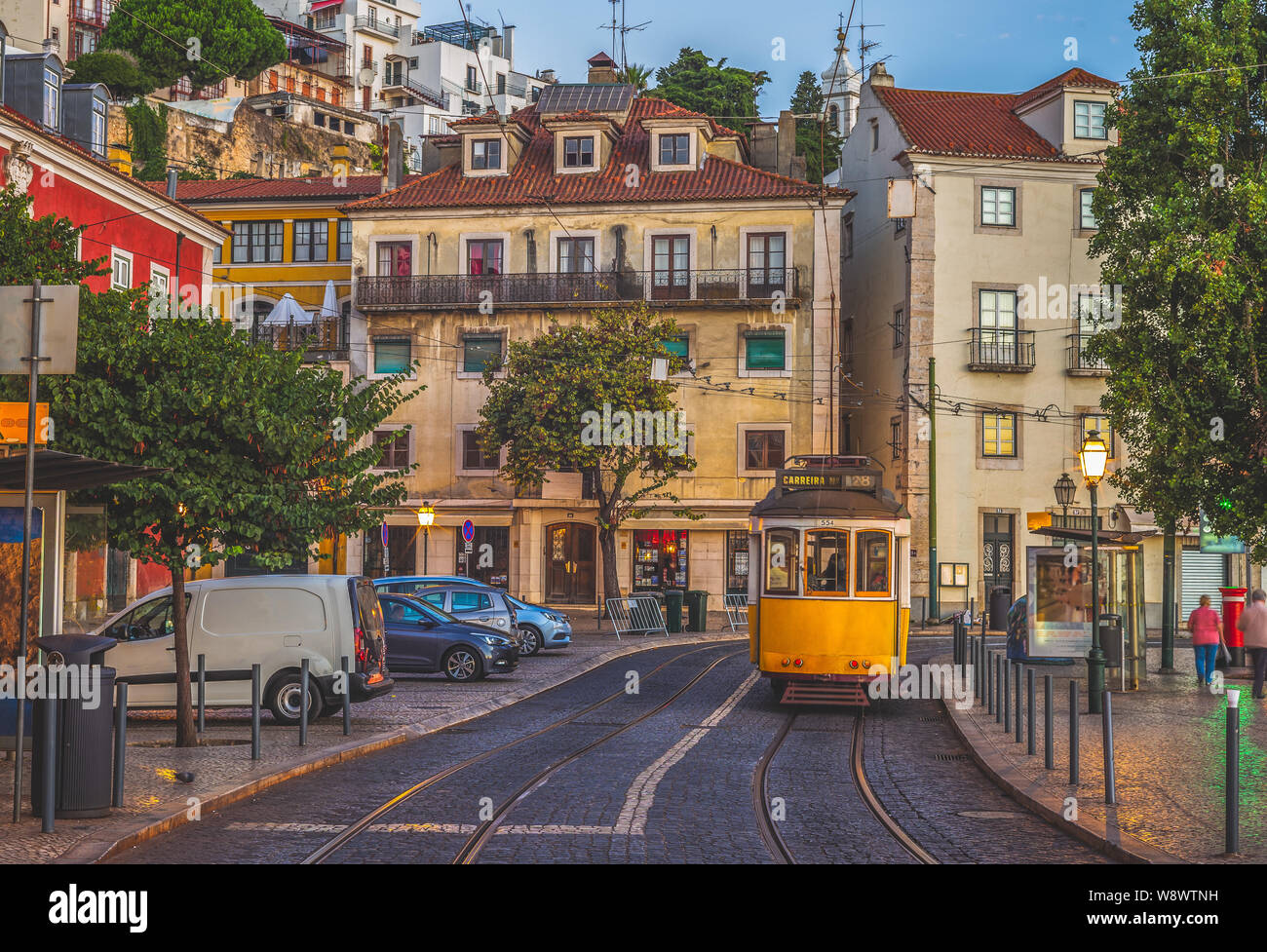 Lissabon, Straßenbahn in der Nähe von Miradouro de Santa Luzia Stockfoto