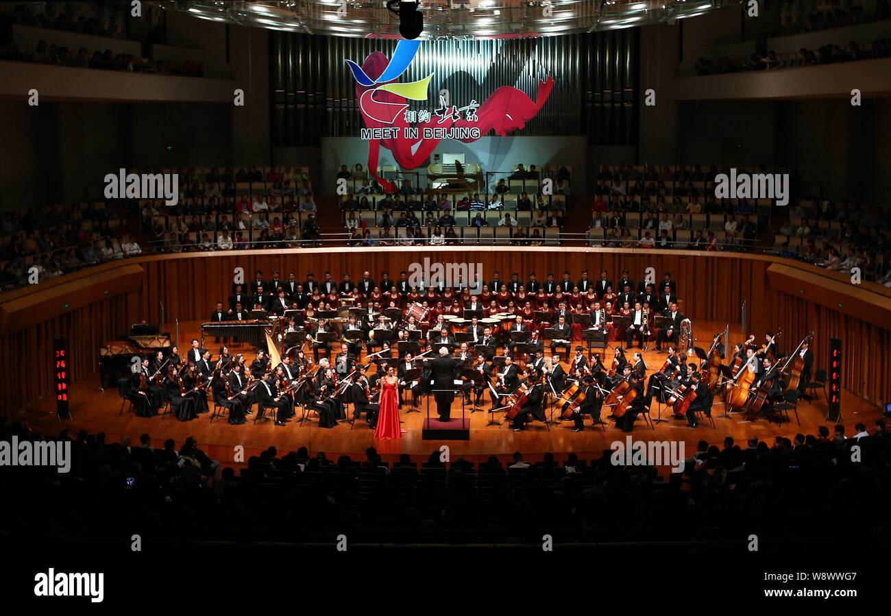 Mitglieder der Symphonie Orchester und Chöre von der China National Opera House führen an das Eröffnungskonzert zum 50-jährigen Jubiläum o zu feiern. Stockfoto