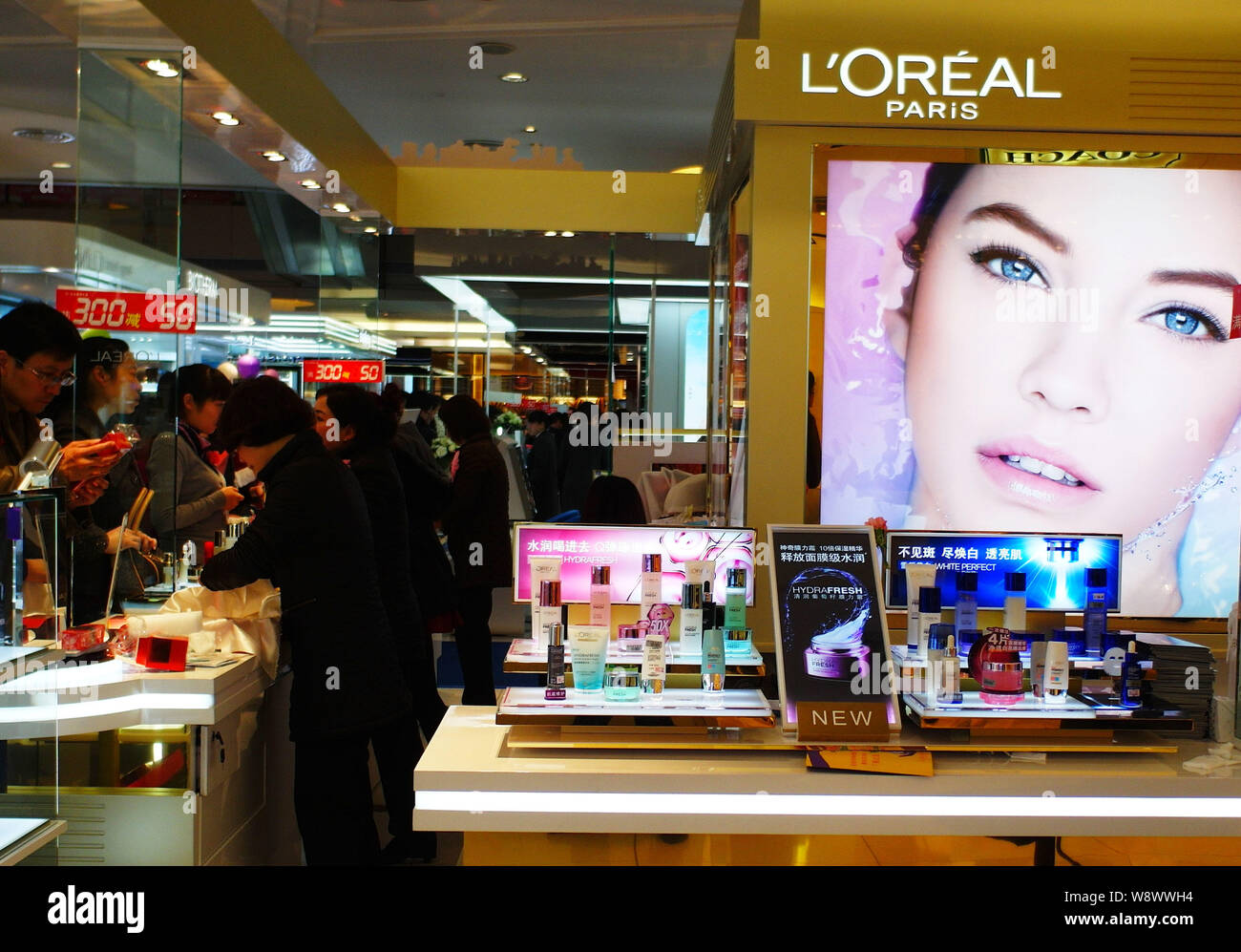 Kunden shop für LOreal Paris Kosmetik und Hautpflegeprodukte in einem  Einkaufszentrum in Yichang City, Central China Provinz Hubei, 8. März 201  Stockfotografie - Alamy