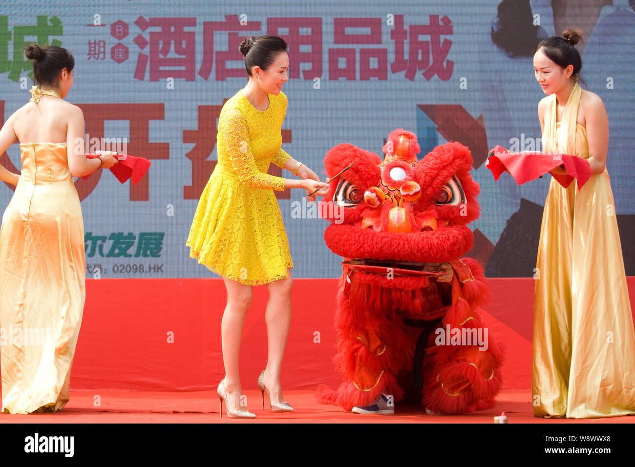 Chinesische Schauspielerin Zhang Ziyi, Mitte, Punkte die Augen einer tanzenden Löwen während der Eröffnungsfeier für Wohn- Schlafzimmer Projekt Jingzhou Zall City i Stockfoto