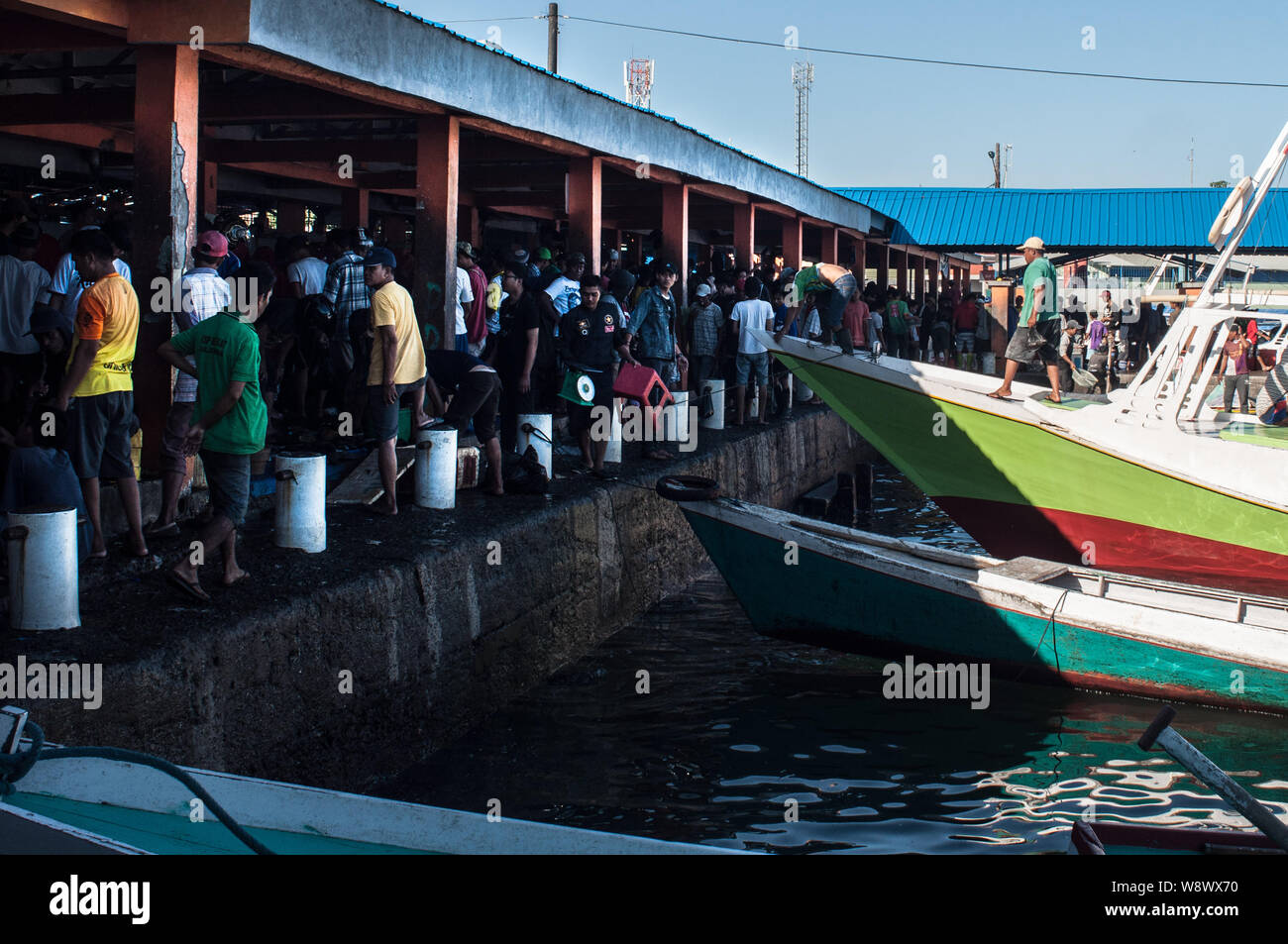 Fischer, Fischhändler, und Fisch Produkt Verbraucher treffen bei Paotere Fischmarkt in Makassar. Indonesien hat eine der größten Fisch Produkt nach geworden Stockfoto