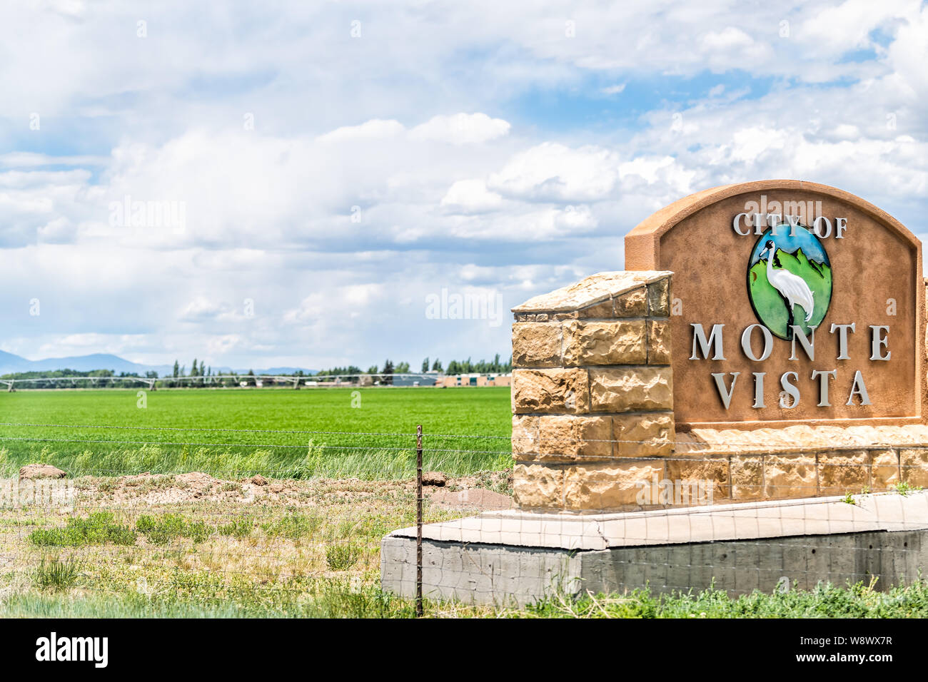 Monte Vista, USA - 20. Juni 2019: Autobahn 160 in Colorado mit Zeichen für Stadt eingang Willkommen Stockfoto