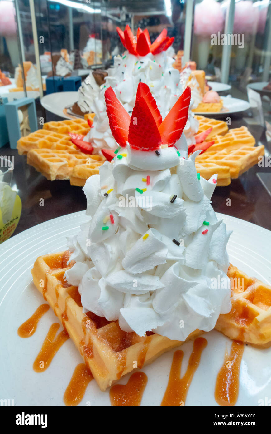 Eine Probe der japanischen Nachtisch mit Erdbeeren und Peitsche auf die Waffel, Japan Stockfoto