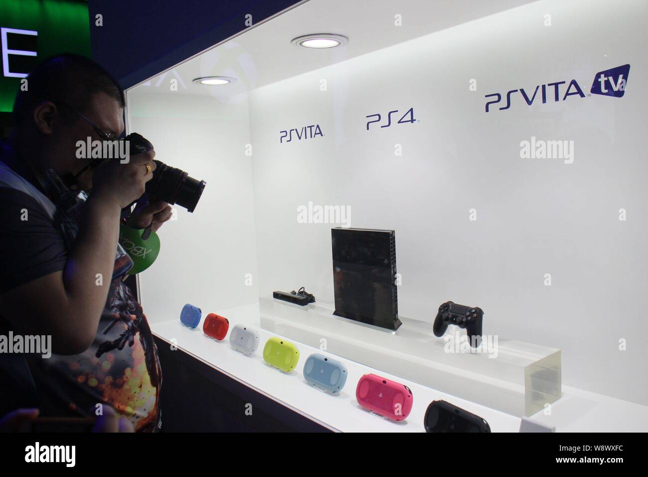 Ein Besucher nimmt Fotos von PlayStation Spielkonsolen von Sony im 12. China Digital Entertainment Expo, auch als ChinaJoy 2014 bekannt, in Shanghai. Stockfoto