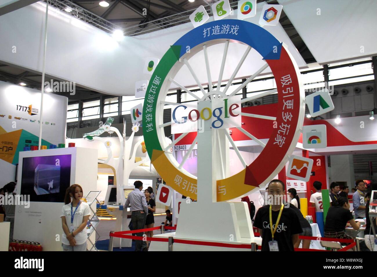 Menschen besuchen den Stand von Google im 12. China Digital Entertainment Expo, auch als ChinaJoy 2014 in Shanghai, China, 31. Juli 2014 bekannt. Th Stockfoto
