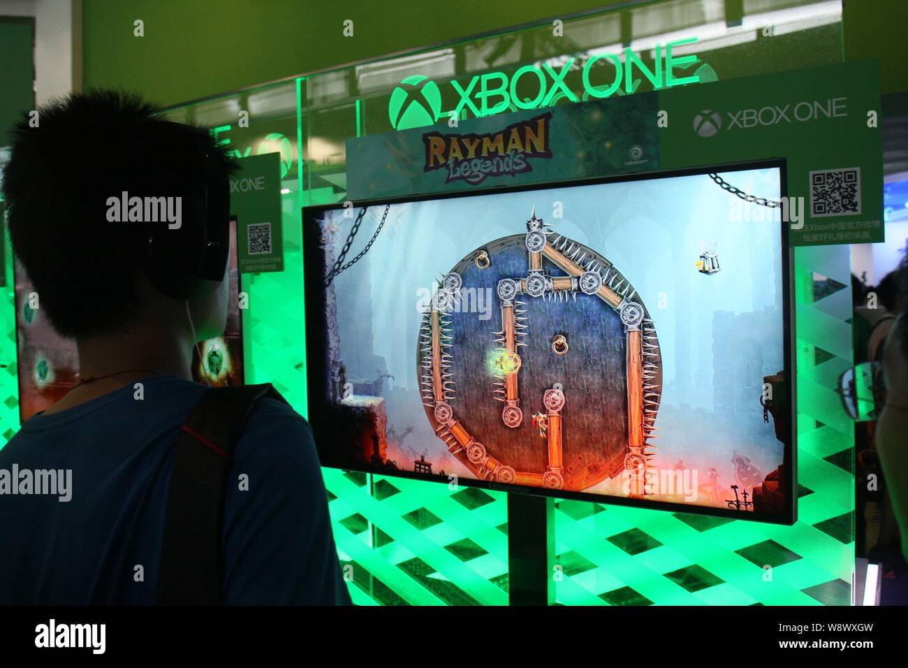 ---- Ein chinesischer Besucher spielt eine elektronische Spiel auf einer Xbox eine Spielkonsole im 12. China Digital Entertainment Expo, auch als ChinaJo bekannt Stockfoto