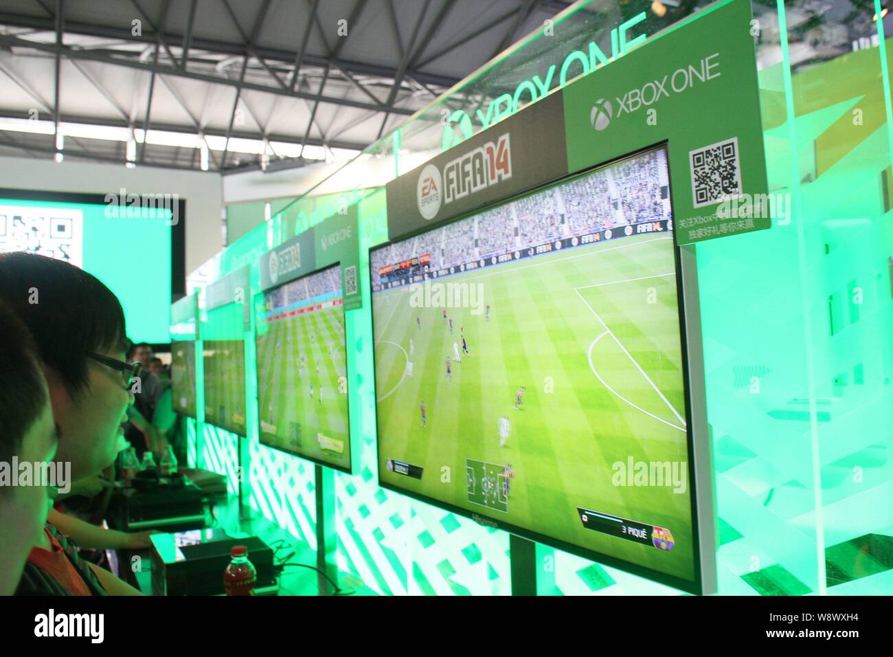 ------ Chinesischer Besucher Spielen elektronischer Spiele auf XBOX Spielkonsolen im 12. China Digital Entertainment Expo, auch als ChinaJoy 2014 bekannt Stockfoto