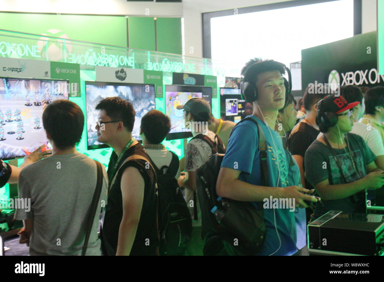 ---- Besucher Spielen elektronischer Spiele auf der Microsoft Xbox Spielkonsolen im 12. China Digital Entertainment Expo, auch als ChinaJoy bekannt Stockfoto