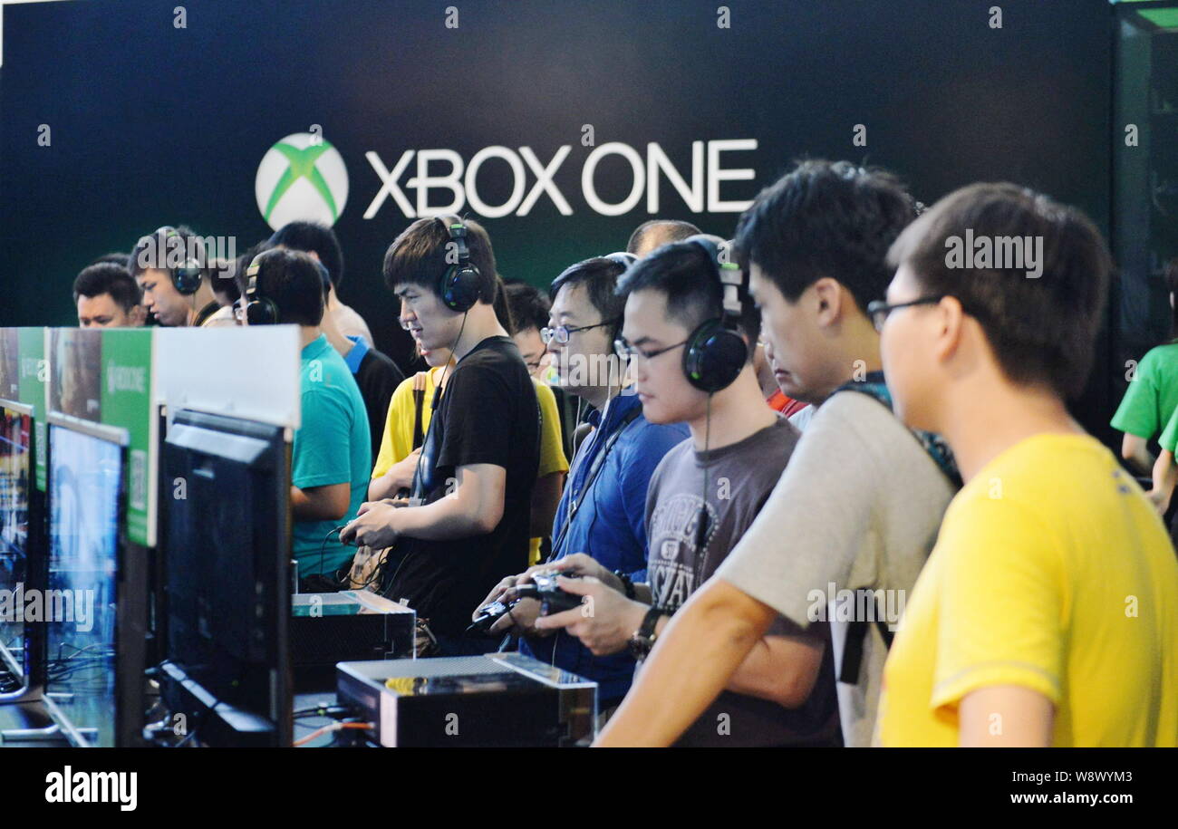 ---- Besucher Spielen elektronischer Spiele auf der Microsoft Xbox Spielkonsolen im 12. China Digital Entertainment Expo, auch als ChinaJoy bekannt Stockfoto